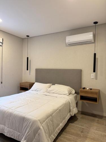 Giường trong phòng chung tại Harmony - 2 ambientes a 150m del mar - valeria del mar