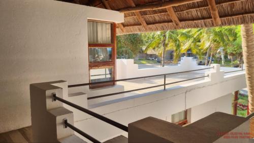 ein leeres Haus mit Treppen und einem großen Fenster in der Unterkunft Giraffe House Vilankulo in Vilankulo