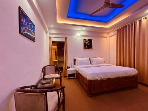 Dwapar Hill Top Near Mall Road في موسوري: غرفة نوم بسرير وطاولة وسقف