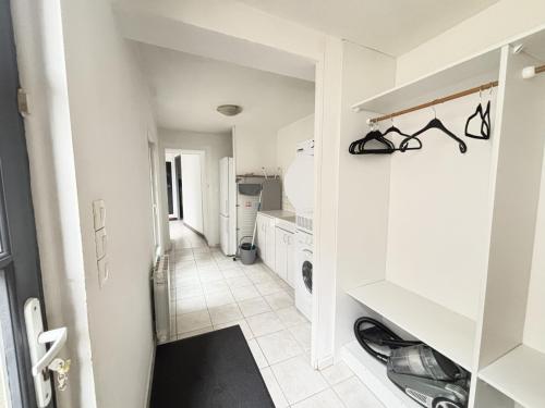 Couhé-VeracにあるGîte des Débatsの白い家電製品が置かれたキッチンの廊下