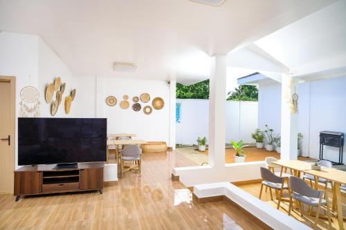 TV a/nebo společenská místnost v ubytování Seapearl of Alona