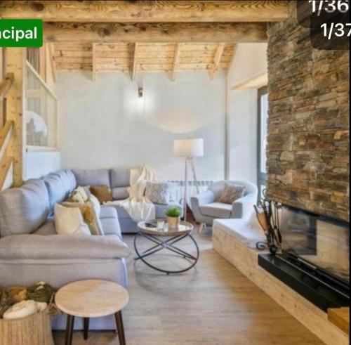 Posezení v ubytování Eth Estel de Salardú--Casa con vistas de ensueño-Fibra Optica,5TV