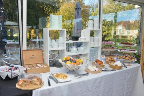 una mesa blanca con comida encima en Best Western Golf d'Albon, en Albon