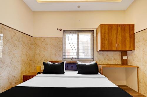 une chambre avec un grand lit et une fenêtre dans l'établissement Hotel O NG COMFORTS, à Bangalore