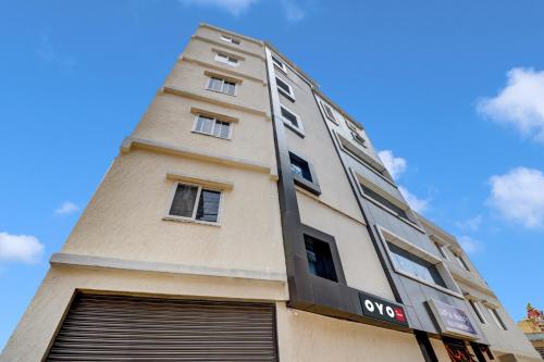 un grand bâtiment avec une enseigne sur le côté dans l'établissement Hotel O NG COMFORTS, à Bangalore