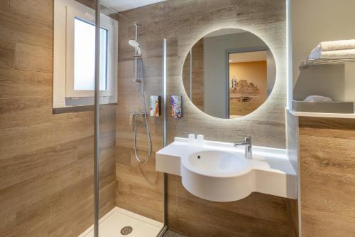 Ένα μπάνιο στο Sure Hotel by Best Western Dole