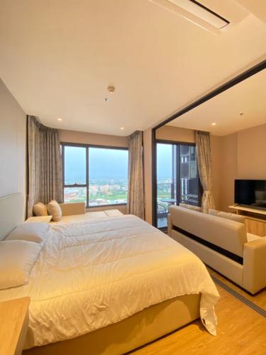 Giường trong phòng chung tại Once芭提雅市中心顶级豪华公寓超美无边泳池