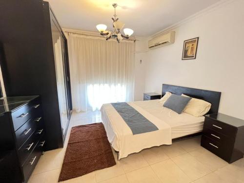 Ένα ή περισσότερα κρεβάτια σε δωμάτιο στο Madinaty, Elite new apartment with garden B2