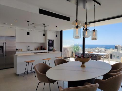 Higueron 5821 luxe appartement met zeezicht