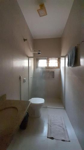 ein Badezimmer mit Toilette, Dusche und Waschbecken in der Unterkunft Hospedagem, casa Palmas, Conforto e Qualidade in Palmas