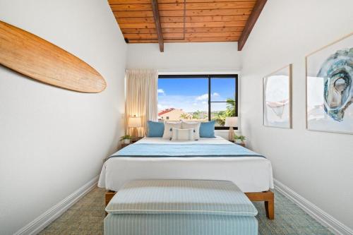 ワイレアにあるKamaole Sands 8409 · KAS 8409 Ocean Views from this Freshly Updaの大きなベッドと大きな窓のある寝室