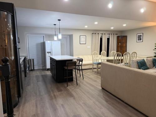 een woonkamer en keuken met een bank en een tafel bij Spacious 5 bedroom single family home sleeps 12 with driveway near DC in Bethesda