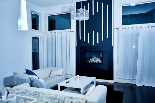 una sala de estar con un sofá y una mesa en Evanston House, en Calgary