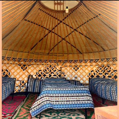Zona d'estar a Zalkar Yurt Camp