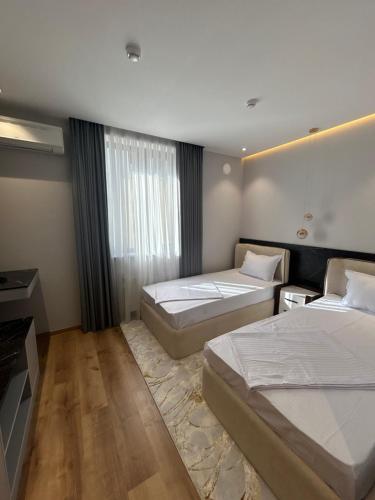 Postel nebo postele na pokoji v ubytování Karim Parkside Hotel