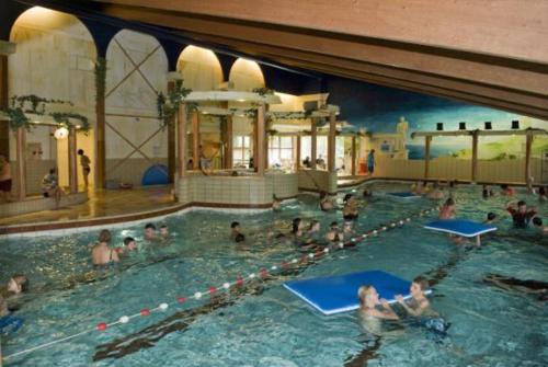 a group of people in a swimming pool at Vakantiepark Kijkduin - 870 in The Hague