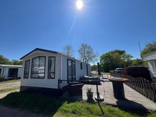 a tiny house is sitting in a yard at Vakantiepark Kijkduin - 870 in The Hague
