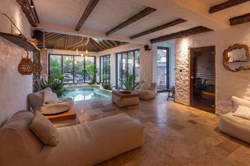a living room with a couch and a pool at Villa Westfalia Guest House in Târgu Secuiesc