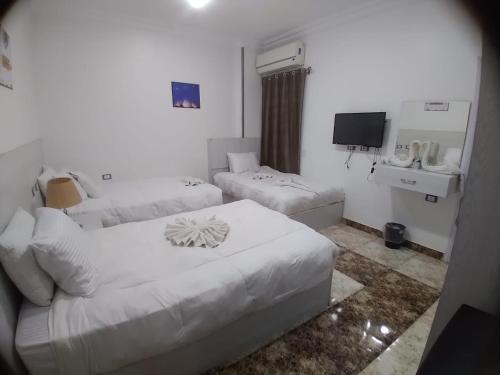 Postel nebo postele na pokoji v ubytování New Alaska Pyramids Inn