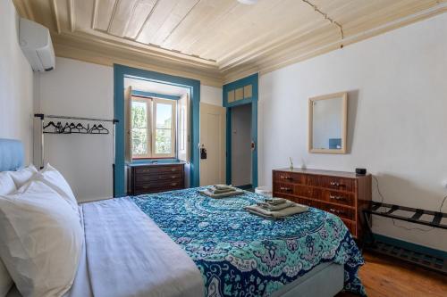 een slaapkamer met een bed, een ladekast en een raam bij Casa Turquesa Pet-Friendly, Riverfront Home in Constância
