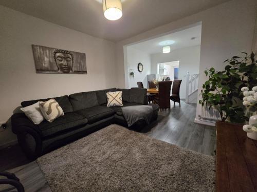 Χώρος καθιστικού στο Room 2 Shared House 3 min from Stadium