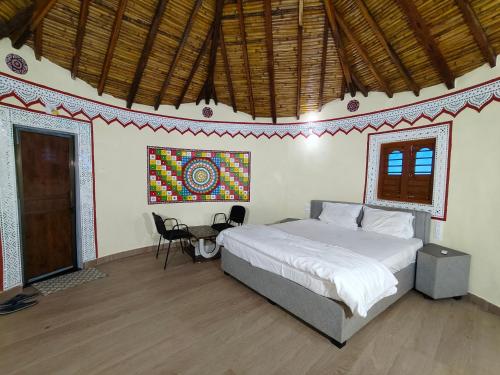 Krevet ili kreveti u jedinici u okviru objekta White Rann Resort Dholavira