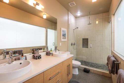 フッド・リバーにあるALOFTの洗面台2つとシャワー付きのバスルーム