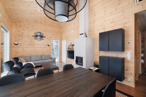 a dining room with a table and a couch at Porevillas Iso-Syöte B in Syöte