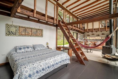 Postel nebo postele na pokoji v ubytování Hermosa cabaña con vista a la montaña