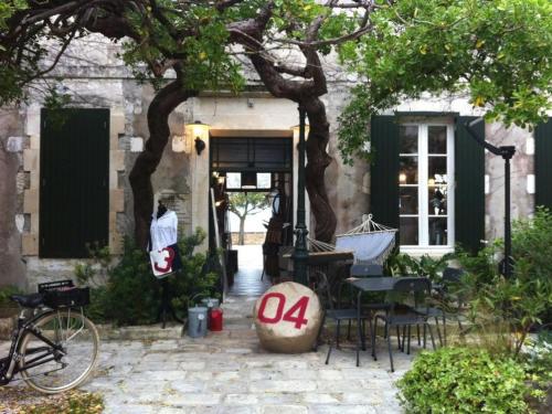 a front door of a house with sign on it at Le Mole (Appartements et Chambres) in La Flotte
