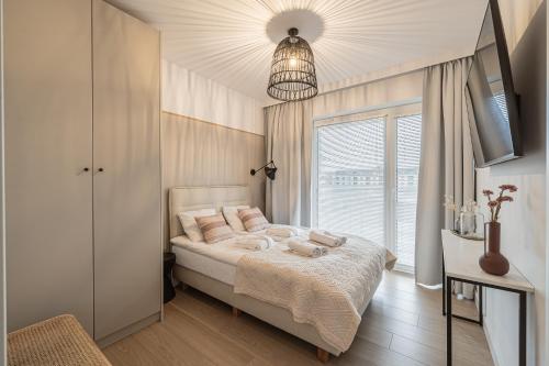 En eller flere senge i et værelse på APT Nadmorskie - Polanki AQUA