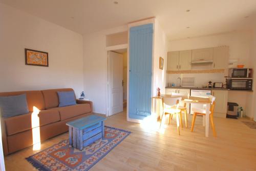 salon z kanapą i stołem w obiekcie Calypso w mieście Collioure
