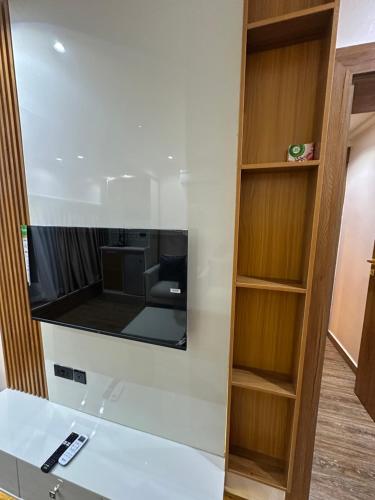 Una televisión o centro de entretenimiento en Apartment 5