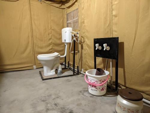 Koupelna v ubytování Maha Kutch Rann Camp