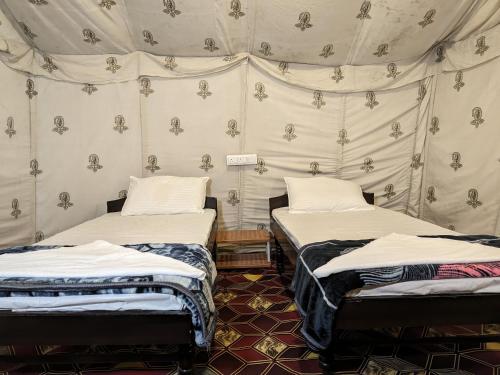 Postel nebo postele na pokoji v ubytování Maha Kutch Rann Camp