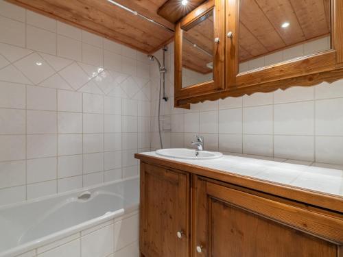 um banheiro com pia e banheira em Appartement chaleureux 4 pièces, 6 pers, terrasse sud, Méribel - FR-1-411-975 em Les Allues