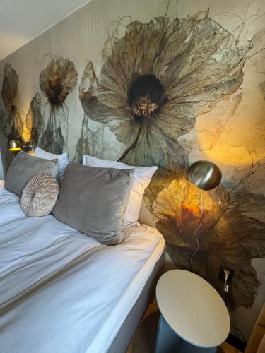 セナボーにあるHotel Arnkilhusのベッドルーム1室(花の壁画が壁に施されたベッド1台付)