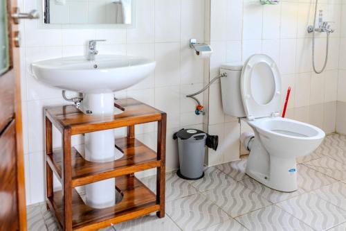 Nosy KombaにあるHôtel de rêve Nosy Kombaの洗面台とトイレ付きのバスルーム