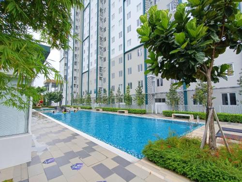 a swimming pool in the middle of a building at KLIA Airport Xiamen Sepang WiFi Gym Pool 吉隆坡国际机场 厦门大学 in Kampong Bekoh