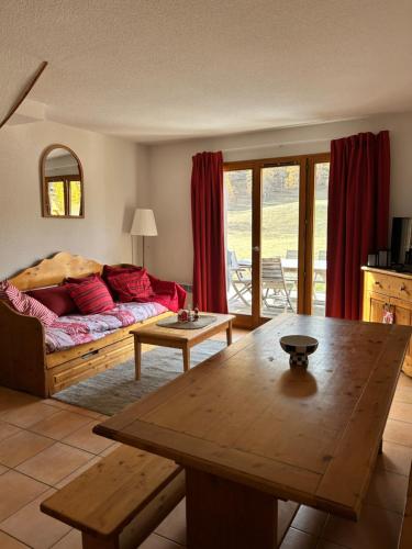 a living room with a couch and a table at Chalet VARS 8 à 10 personnes, proche des pistes in Vars