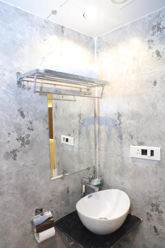 Koupelna v ubytování FabHotel Casa Royal Residency