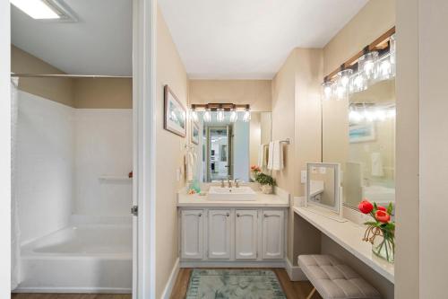 WaineeLahaina Shores PH4 · LS PH4 Breathtaking Panoramic Mountain View的带浴缸、水槽和淋浴的浴室