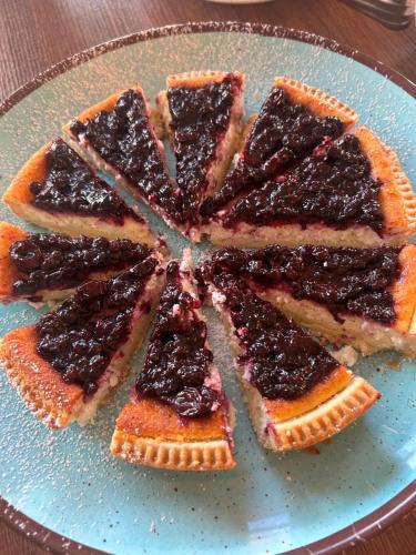 een blauw bord met wafels met bramen erop bij Hotel Concorde in Bellaria-Igea Marina