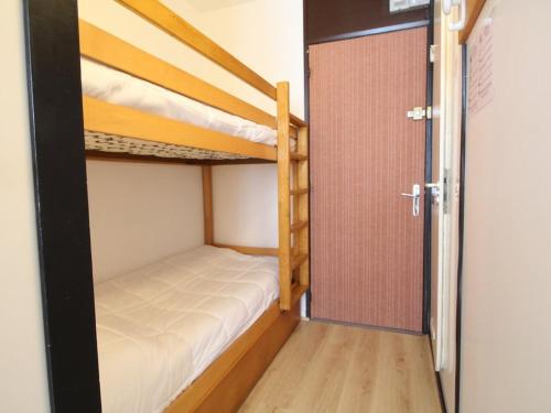 a bunk bed room with two bunk beds and a door at Studio en front de neige à Flaine, idéal pour skieurs, 4 pers, animaux admis - FR-1-687-58 in Arâches-la-Frasse