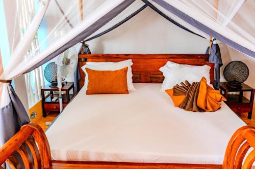 Nosy KombaにあるHôtel de rêve Nosy Kombaのベッド1台(椅子2脚付)