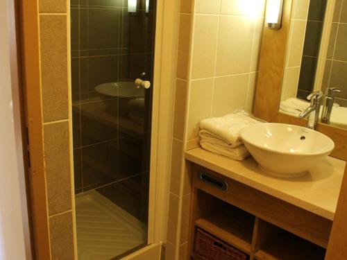 ein Badezimmer mit Glasdusche und Waschbecken in der Unterkunft Appartement 3 pièces à Flaine, Résidence de Luxe avec Piscine, Spa et Salle de Sport, Pied des Pistes - FR-1-687-6 in Flaine
