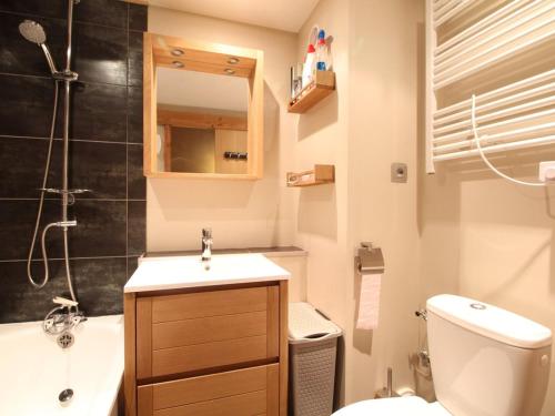 ein Badezimmer mit Waschbecken, Toilette und Dusche in der Unterkunft Studio rénové 4 pers, Résidence Andromède, Flaine Forêt, à 300m des pistes et 140m des commerces - FR-1-687-26 in Arâches-la-Frasse