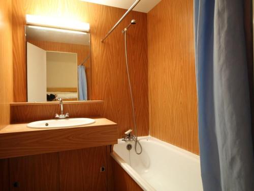 ein Badezimmer mit Waschbecken, Badewanne und Spiegel in der Unterkunft Studio 4 pers, lave-vaisselle, proche pistes et commerces, navette gratuite - FR-1-687-47 in Arâches-la-Frasse