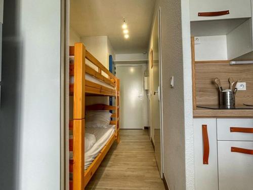 ein kleines Zimmer mit zwei Etagenbetten in der Unterkunft Charmant Studio Cabine avec Coin Montagne pour 5 Pers., Résidence Doris, Proche Pistes et Commerces. - FR-1-687-62 in Arâches-la-Frasse