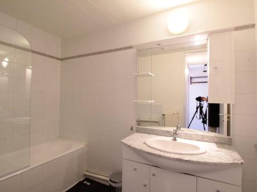 a bathroom with a sink and a mirror and a tub at Studio rénové pour 4 pers, balcon, au pied des pistes et commerces - FR-1-687-111 in Arâches-la-Frasse